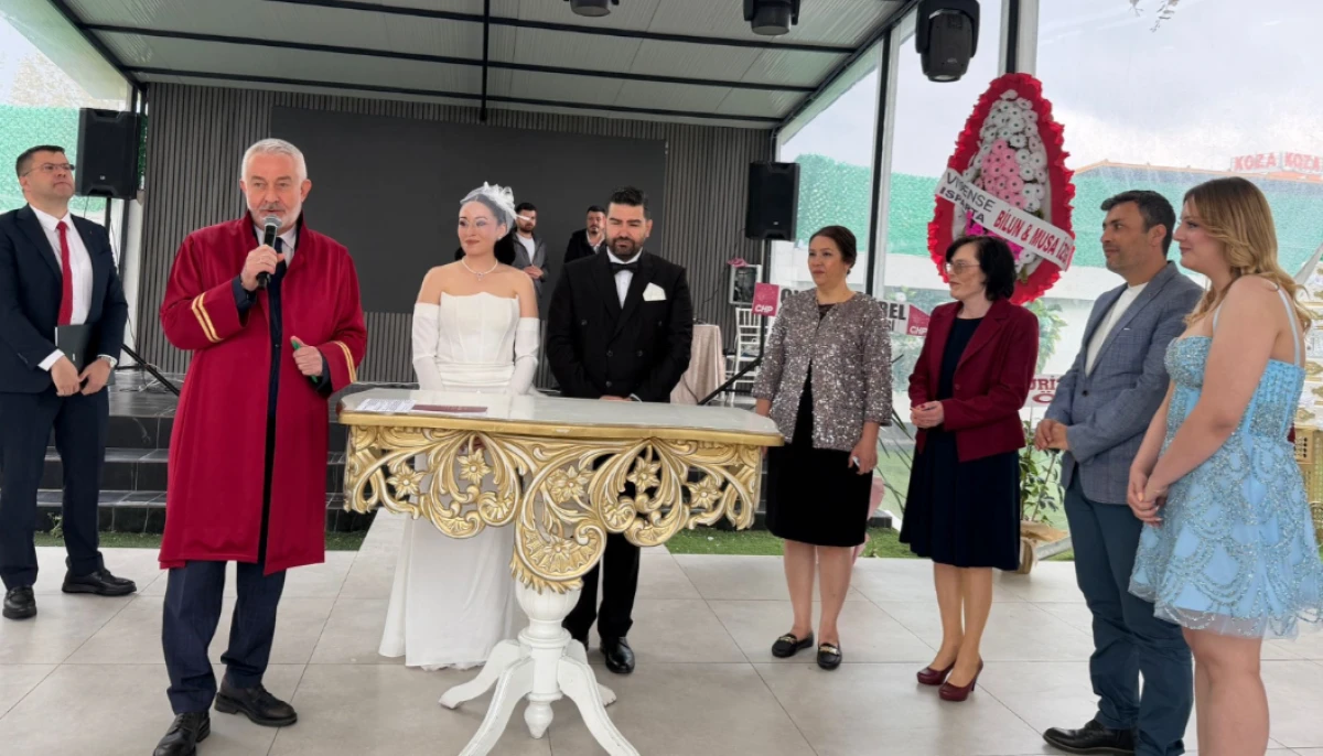 23 Nisan&rsquo;da Mutluluğa &ldquo;Evet&rdquo;: Nikahı Başkan Başdeğirmen Kıydı