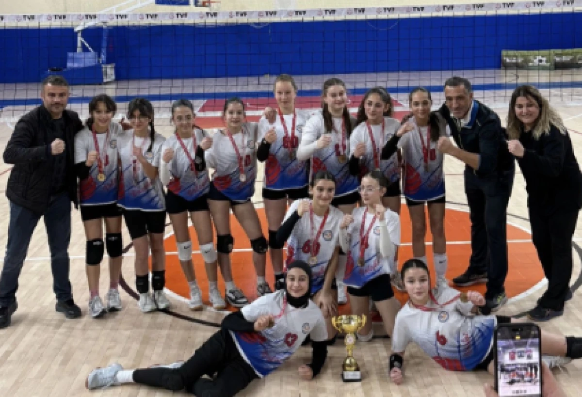 32 Akademi Voleybolda &Ccedil;ifte Gurur Yaşattı!
