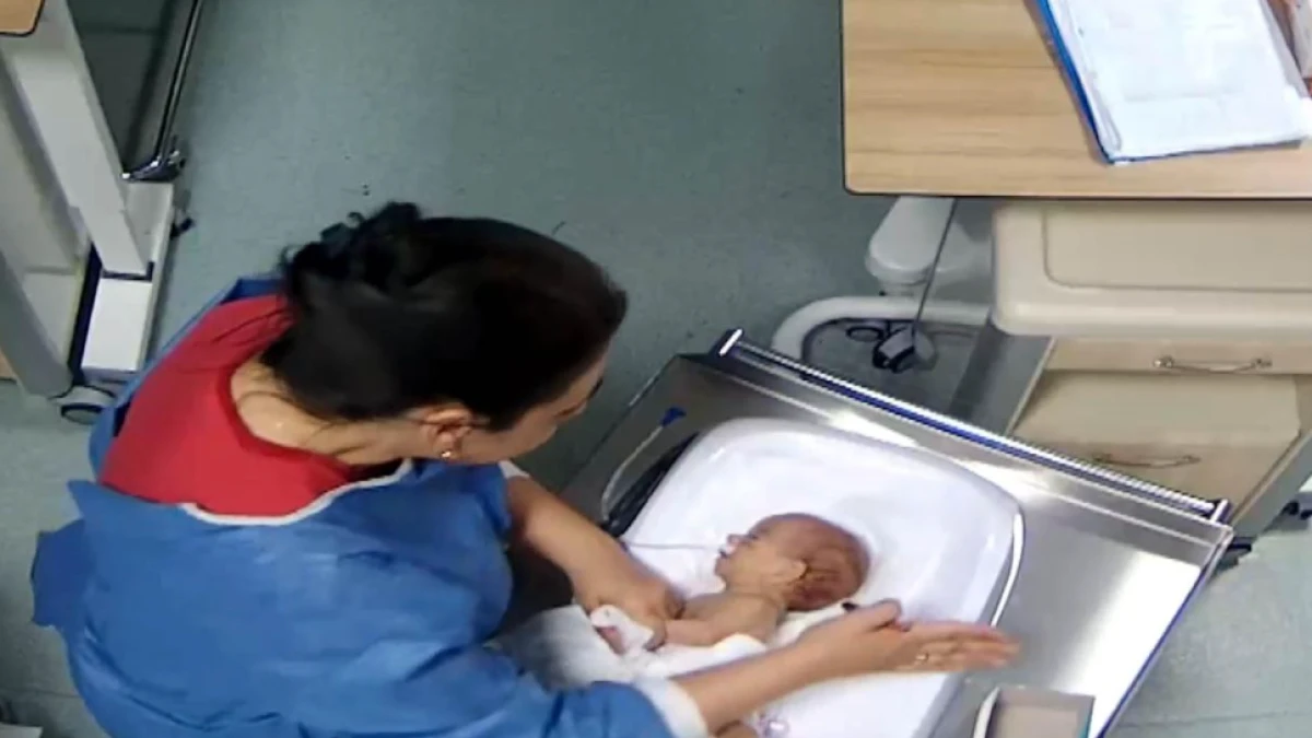 5 g&uuml;nl&uuml;k bebeğe şiddet uygulayan hemşire teslim oldu