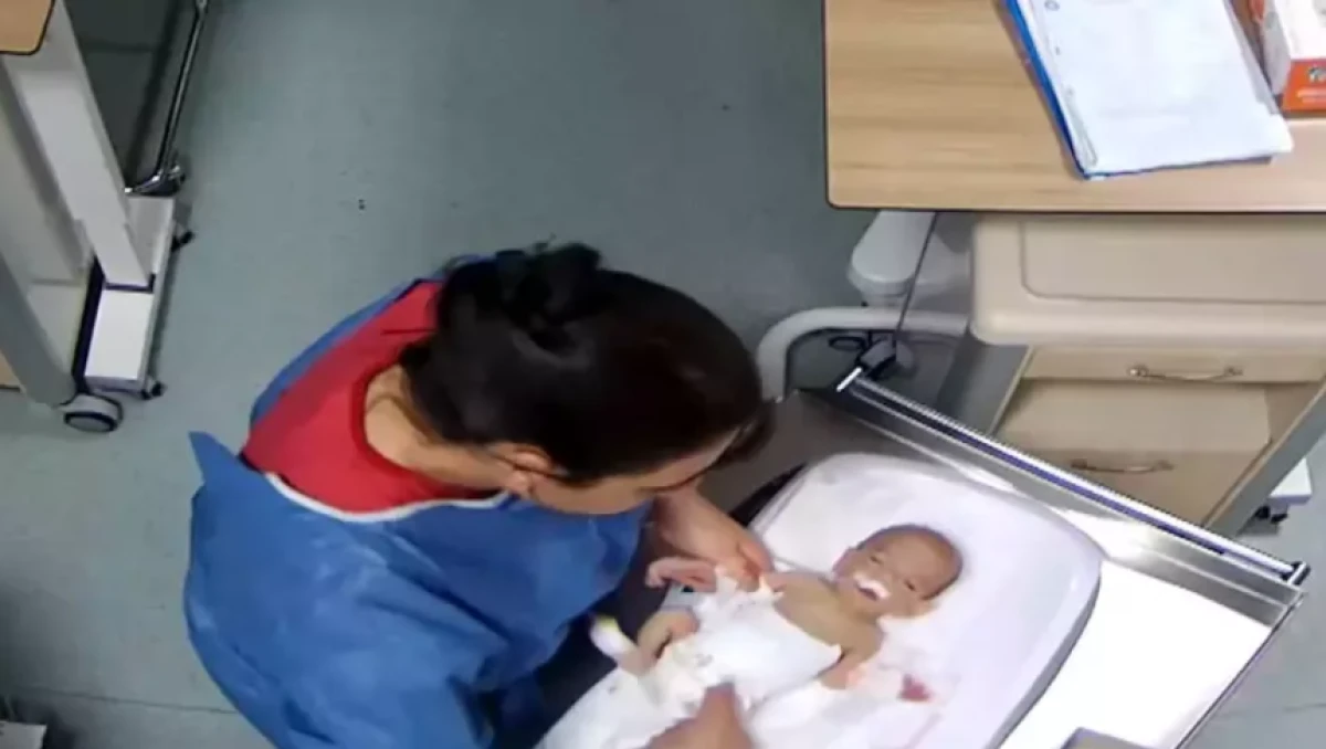 5 g&uuml;nl&uuml;k bebeğe şiddet uygulayan hemşirenin ifadesi ortaya &ccedil;ıktı! Hakim, kan donduran g&ouml;r&uuml;nt&uuml;leri izletti