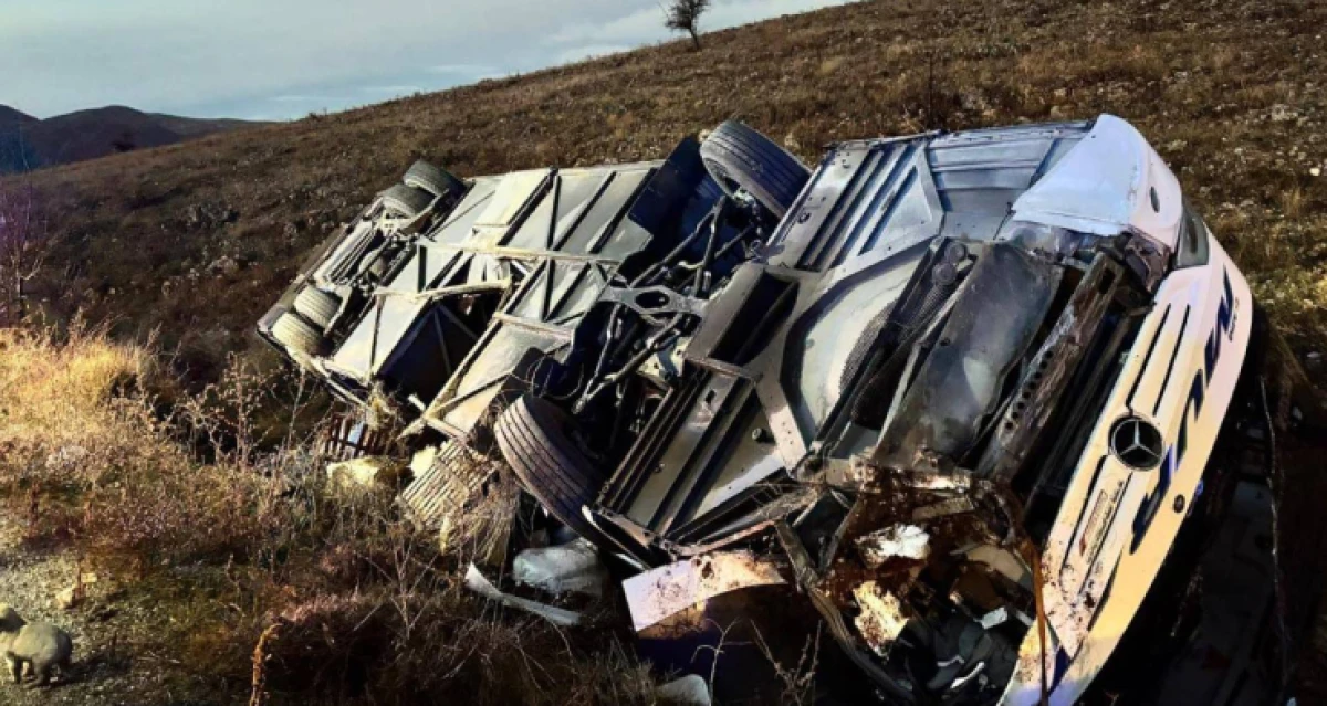Afyonkarahisar'da yolcu otobüsü devrildi: 2 ölü, 21 yaralı