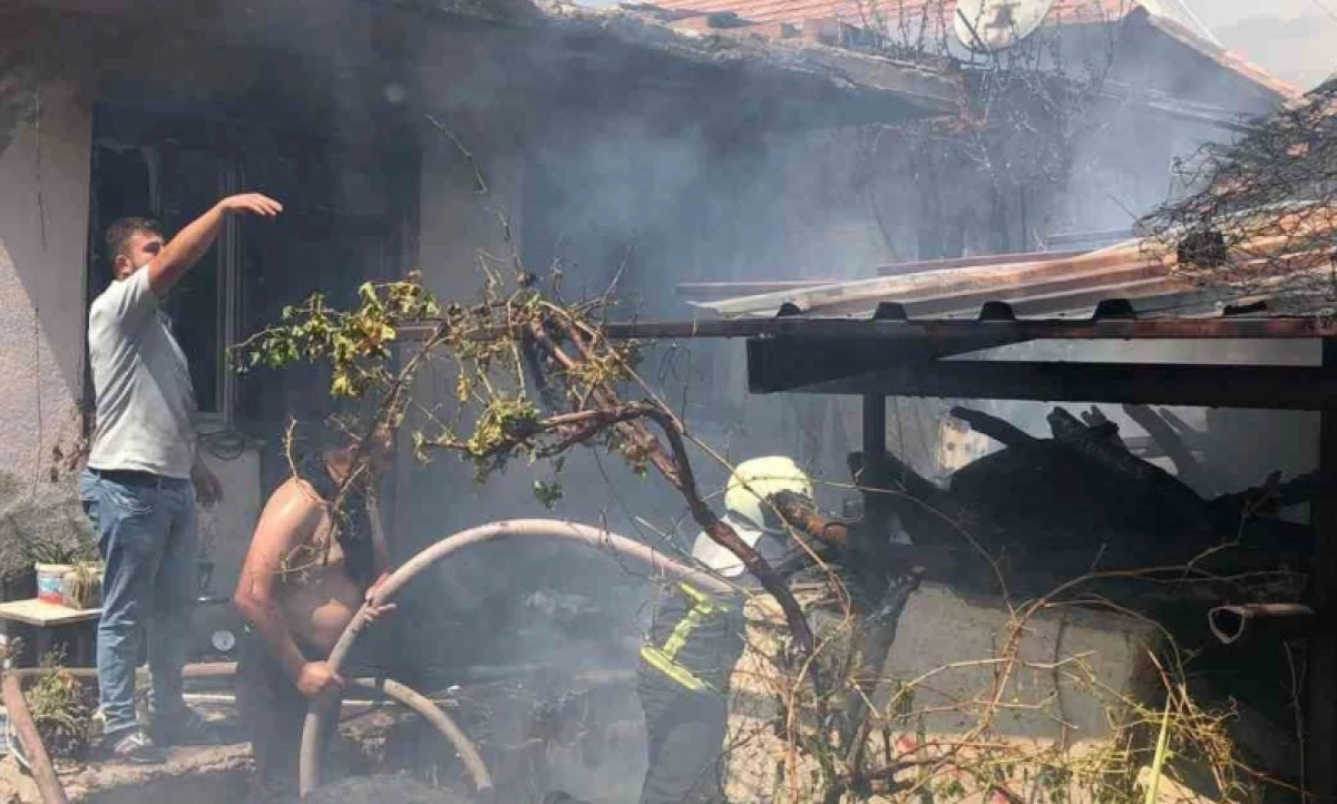 Ahırda çıkan yangın eve sıçradı: 6 kişi dumandan etkilendi