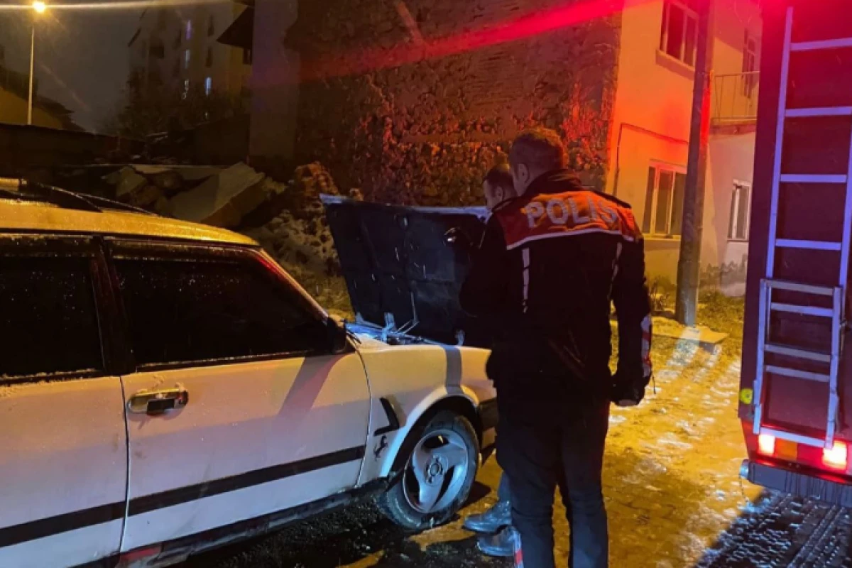 Ailesine kızdı arabasını yaktı