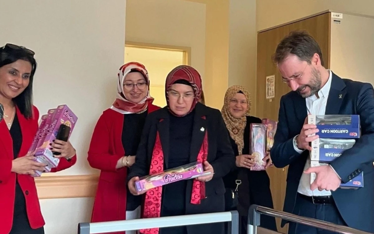 AK Parti Teşkilatından Şehir Hastanesi&rsquo;nde G&ouml;n&uuml;llere Dokunan Ziyaret Minik Kalplere 23 Nisan Morali