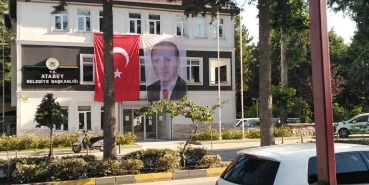 AK Parti teşkilatları ve belediyeler ay yıldızlı bayraklarla donatıldı