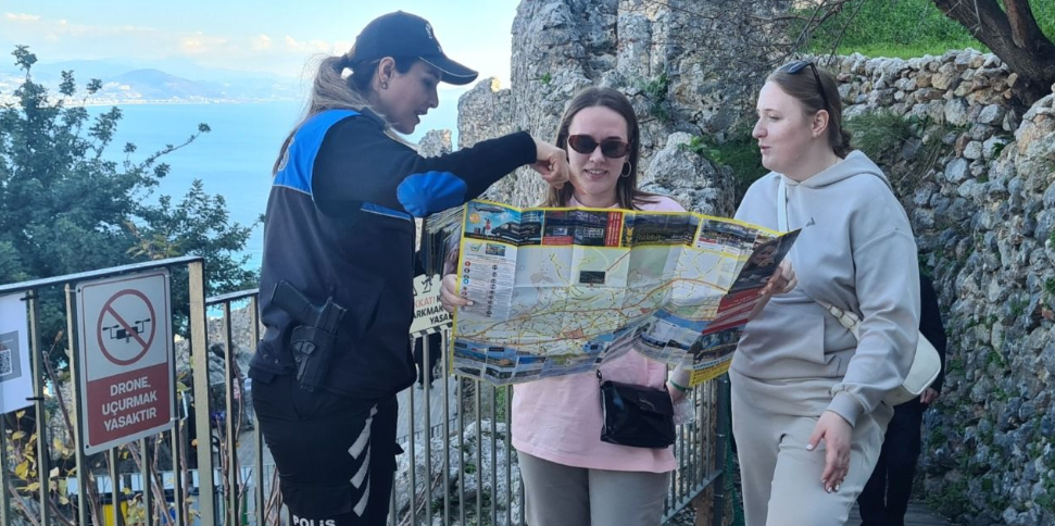 Alanya'da ekiplerden 3 dilde güvenli turizm haritası