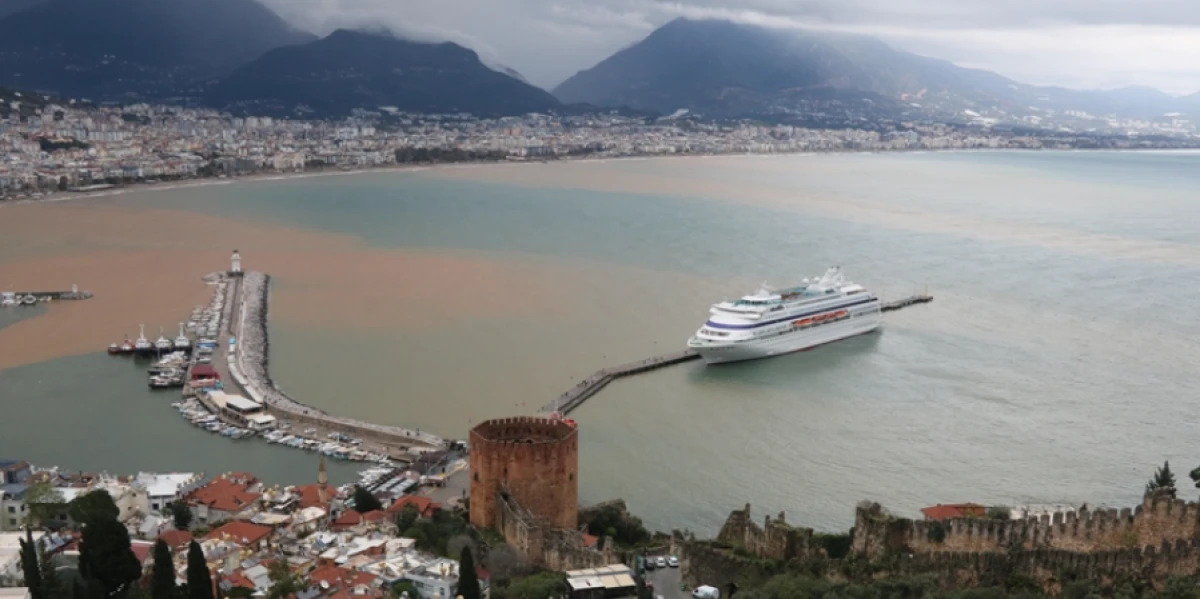 Alanya'da sağanak sonrası denizin rengi değişti