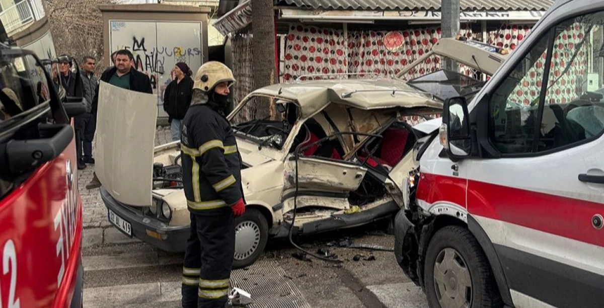 Ambulans ile Otomobil &Ccedil;arpıştı!