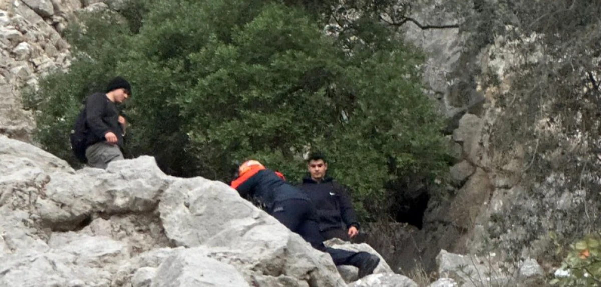 Antalya'da dağlık alanda mahsur kalan 2 kişi kurtarıldı