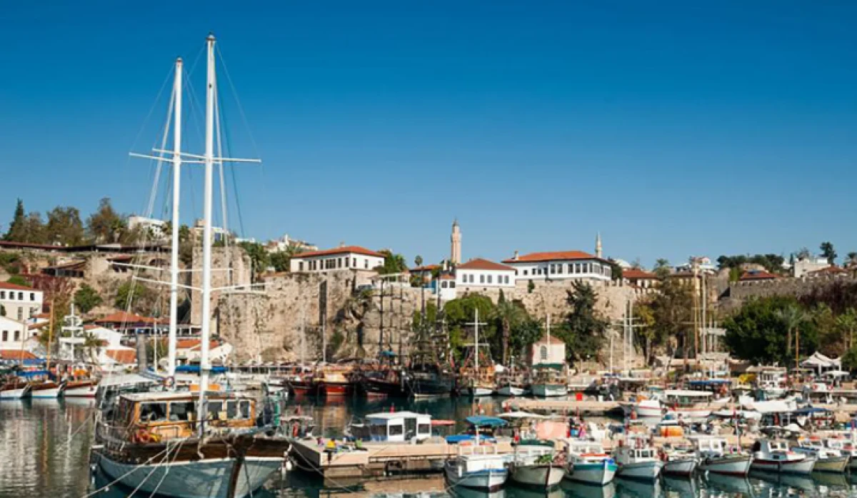 Antalya’da tekne turlarının ritmi azaldı, tarihi yat limanı böyle görülmedi