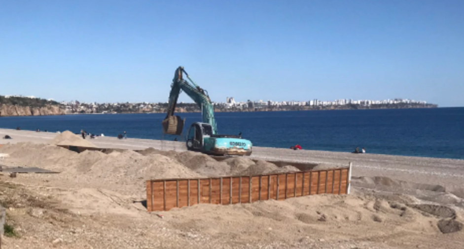 Antalya’da yaza hazırlık kıyı işgaliyle başladı… İş makinaları plaja girdi