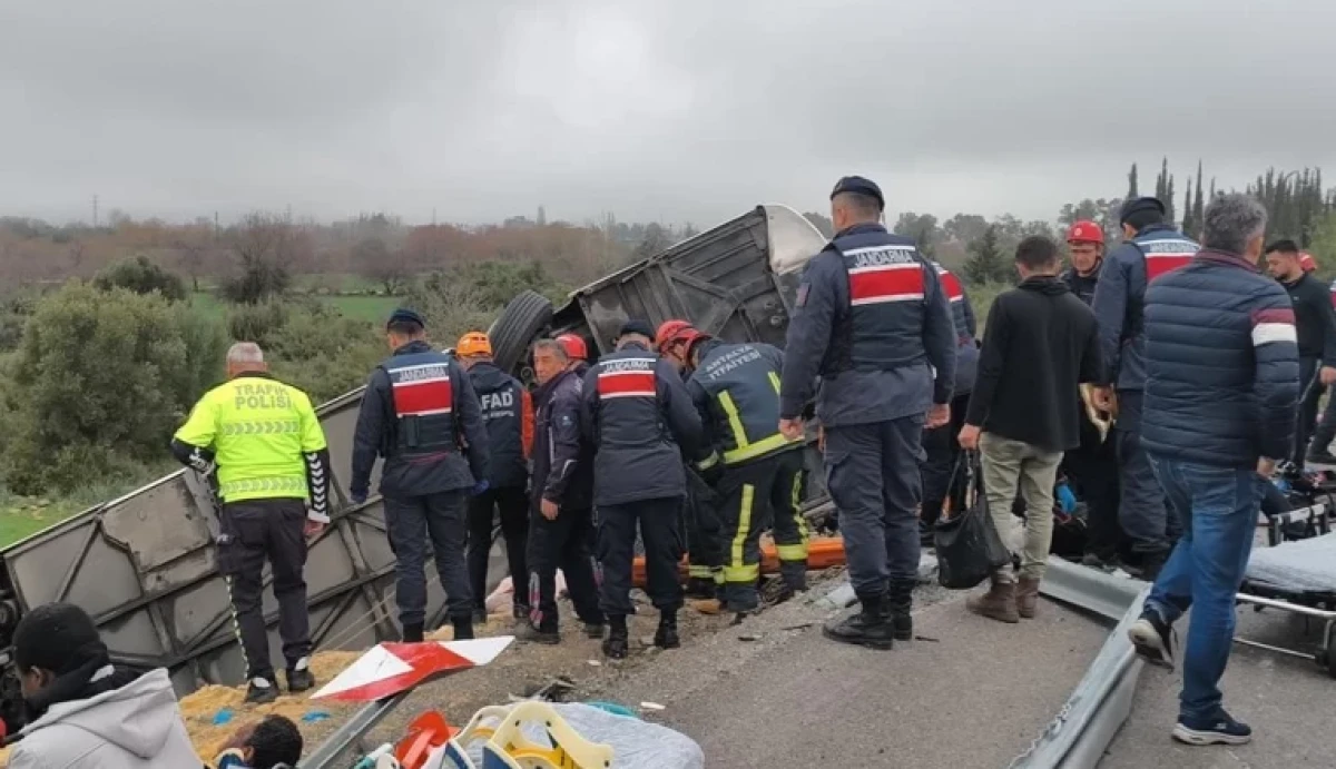 Antalya'da yolcu otob&uuml;s&uuml; devrildi: 9 can kaybı, 25 yaralı