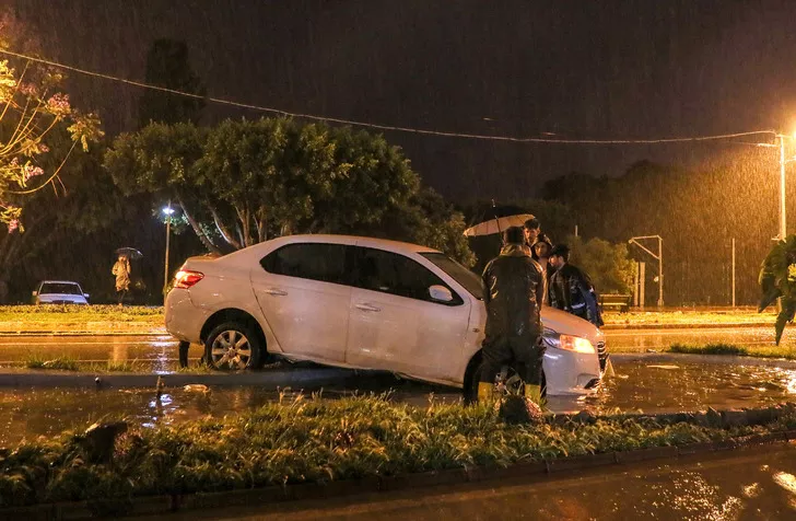 Antalya'yı sağanak vurdu! Araçlar yollarda kaldı, ev ve işyerlerini su bastı