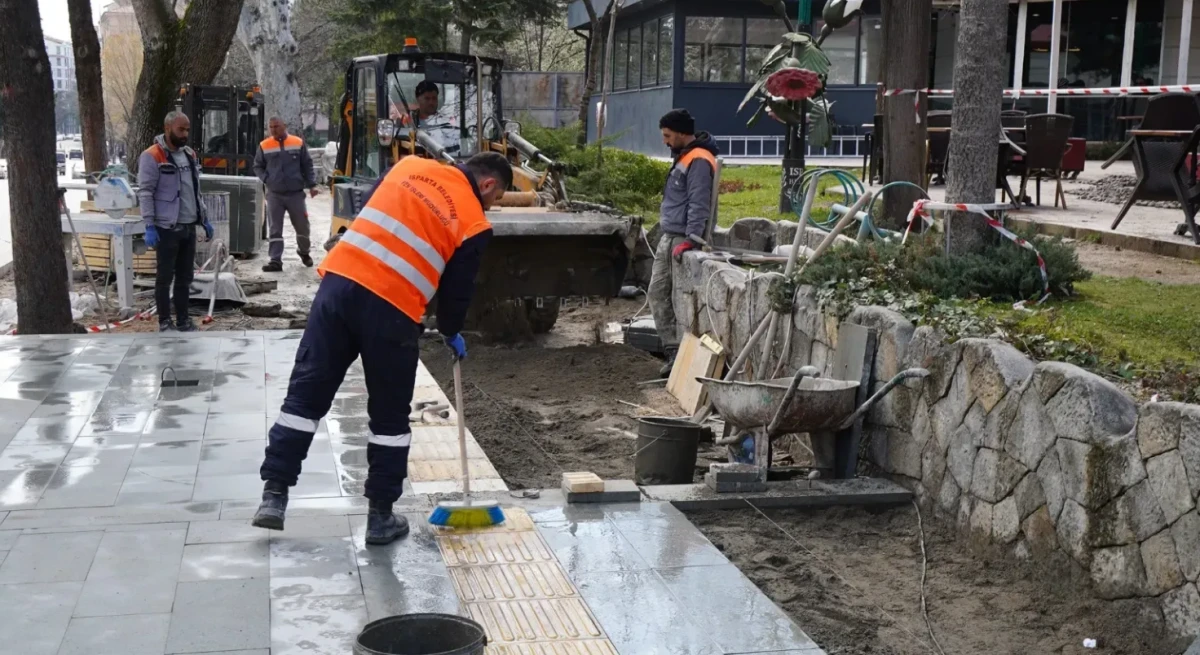 Atat&uuml;rk Parkı altındaki kaldırım yenileniyor