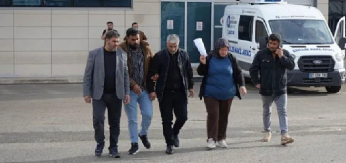 Babanın en ağır y&uuml;k&uuml;: Kızı ve 5 torununun cenazesini g&ouml;zyaşlarıyla teslim aldı