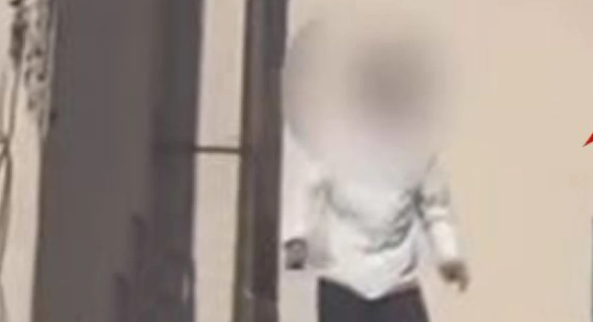 Balkona &ccedil;ıkan &ouml;ğrenciye taş attılar