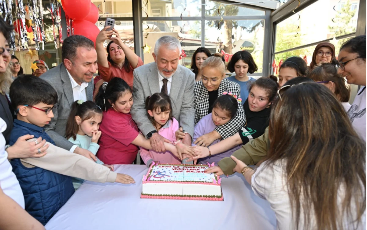 Başdeğirmen çifti özel çocuklarla buluştu