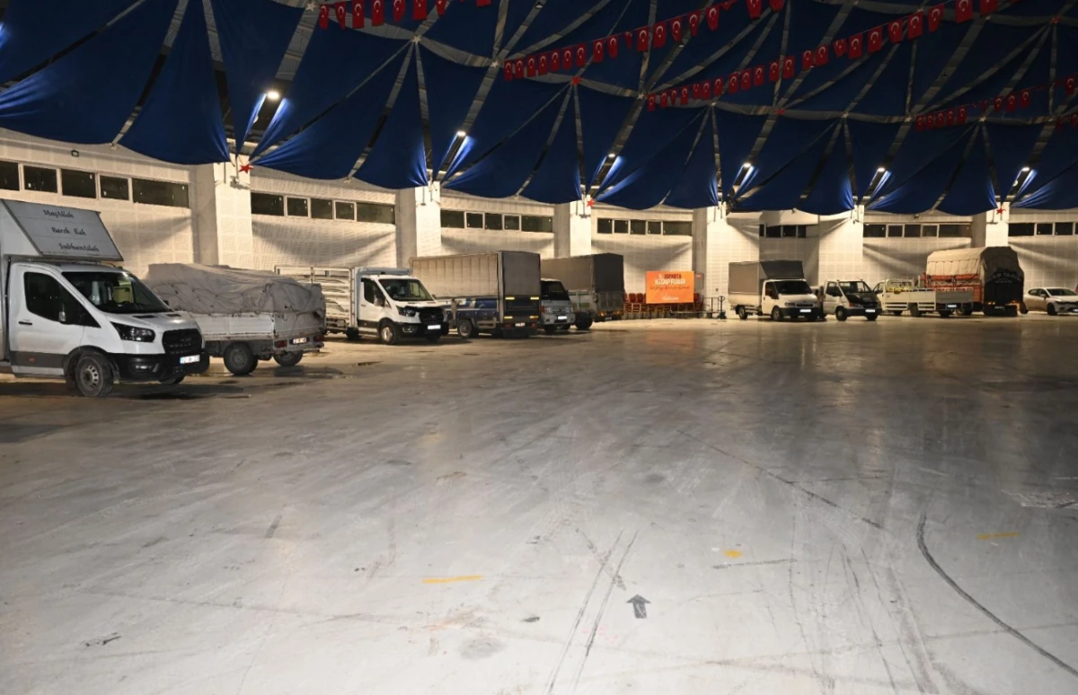 Başkan Başdeğirmen soğuk havalara karşı pazarcı esnafına G&ouml;kkubbe Fuar Alanı&rsquo;nı a&ccedil;tı 