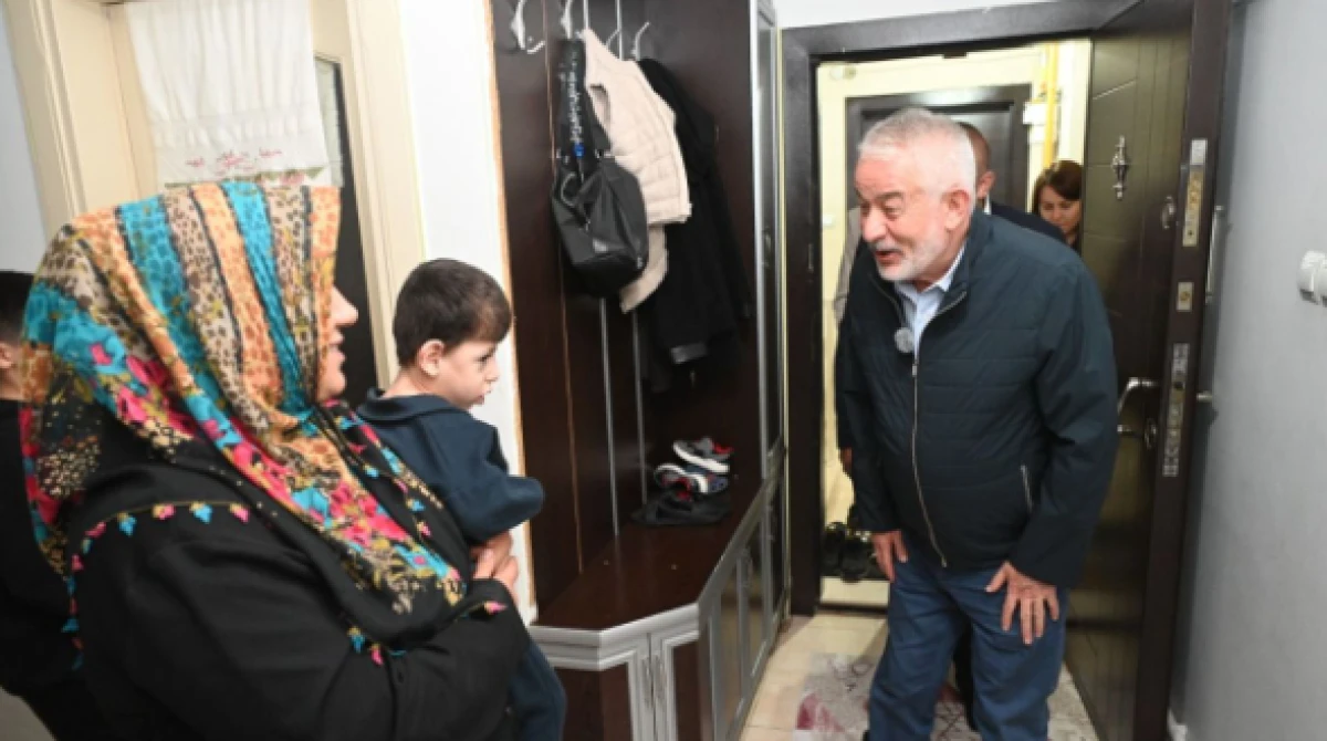 Başkan Başdeğirmen, tedavi için destek bekleyen minik ikizleri ziyaret etti