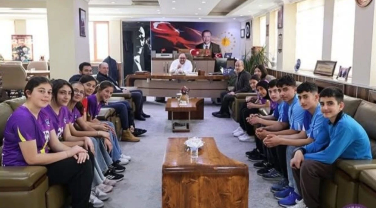 Başkan Parlak, başarılı sporcuları &ouml;d&uuml;llendirdi