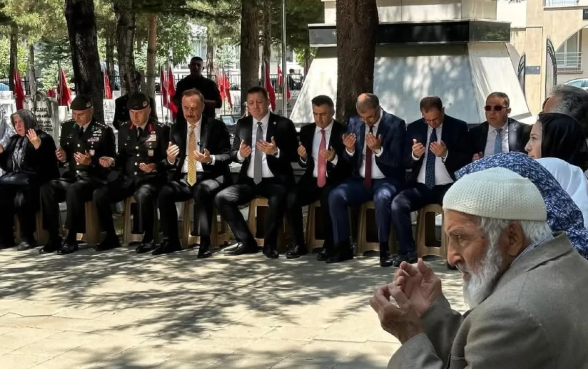 Bayram Arefesinde Dualar Şehitlerimiz İçin