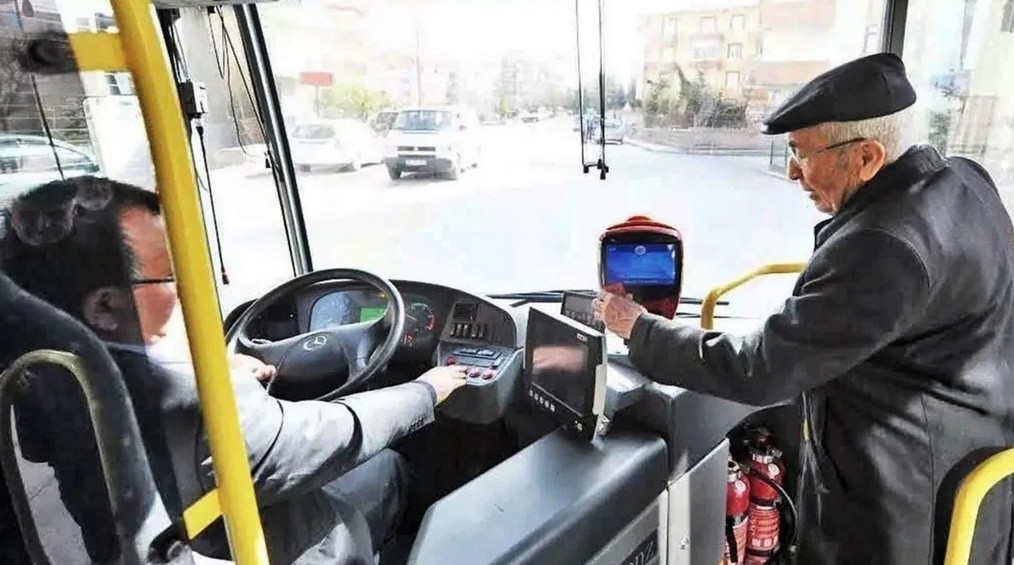 Burdur'da 65 yaş üstüne otobüs yeniden ücretsiz oldu