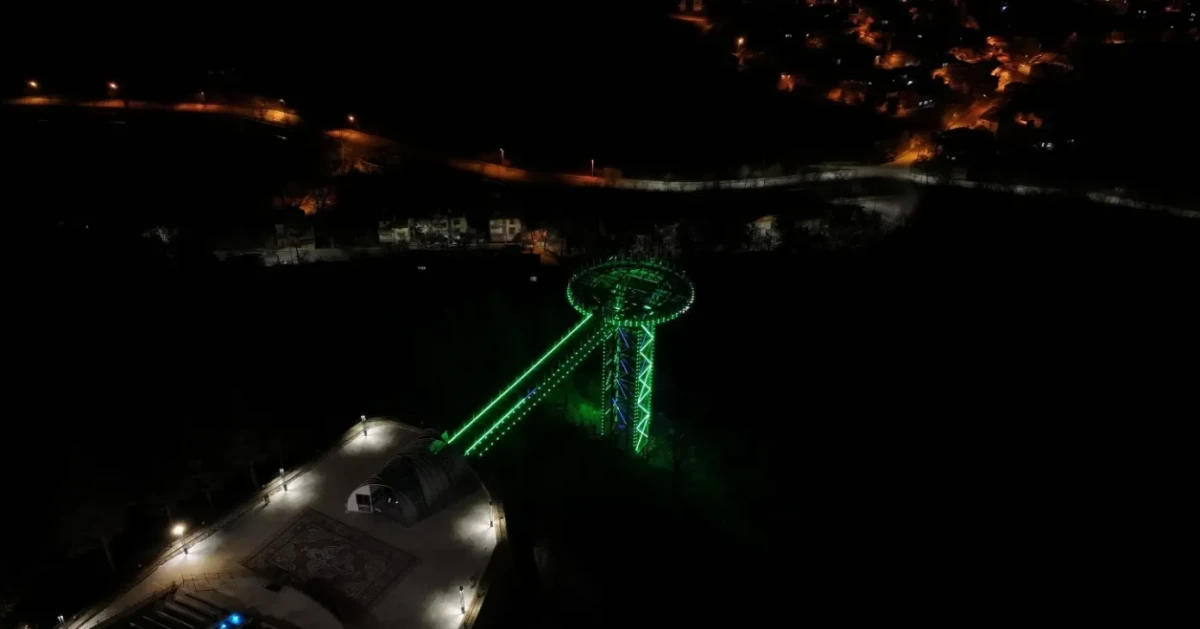 Cam Seyir Terası Yeşilay Haftası i&ccedil;in yeşile b&uuml;r&uuml;nd&uuml;