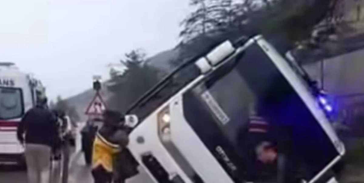 Cezaevi aracı yan yattı