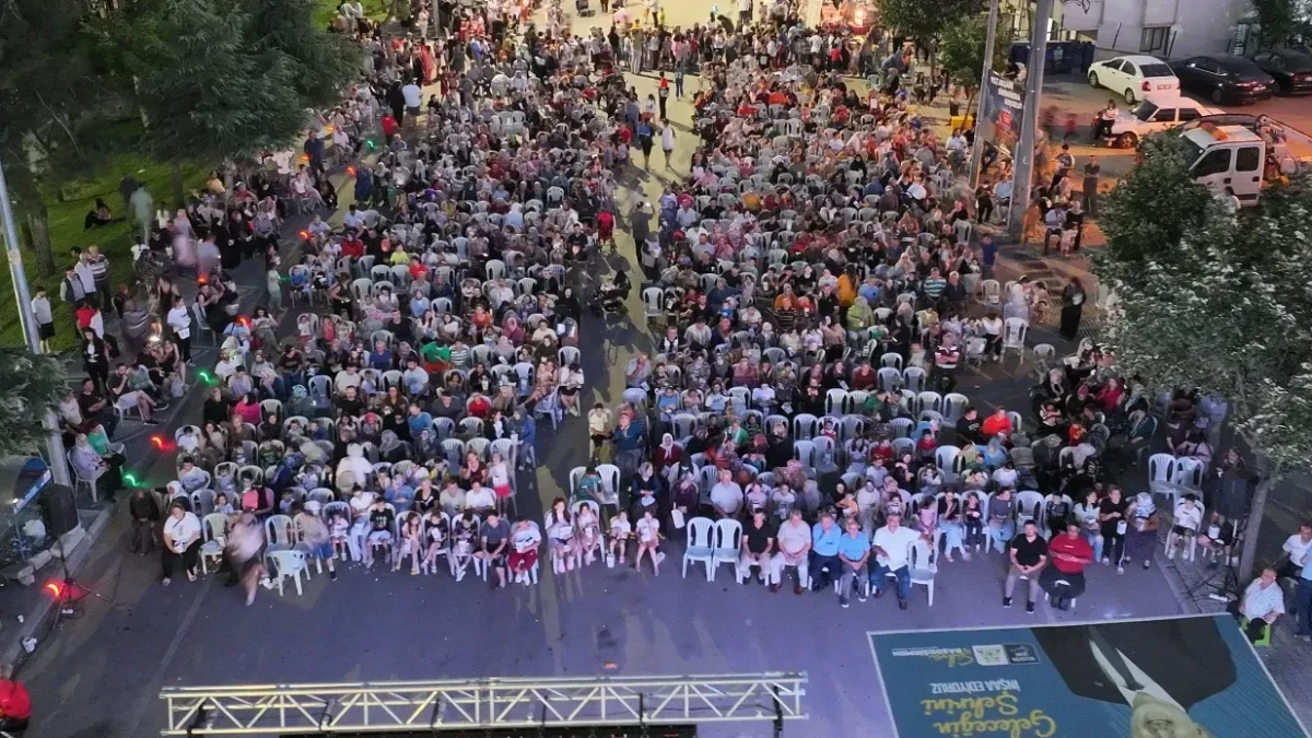 Çocuklar eğlendi, aileler kaynaştı, Fatih Mahallesi’nde sinema keyfi yaşandı