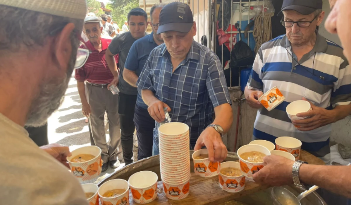 Cuma namazı çıkışı mahalle halkına aşure ikramı