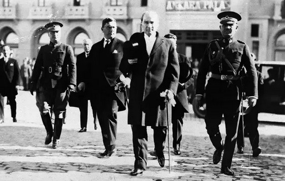 Cumhuriyetin ilanından günler sonra Atatürk'ün ölümden dönmesi...