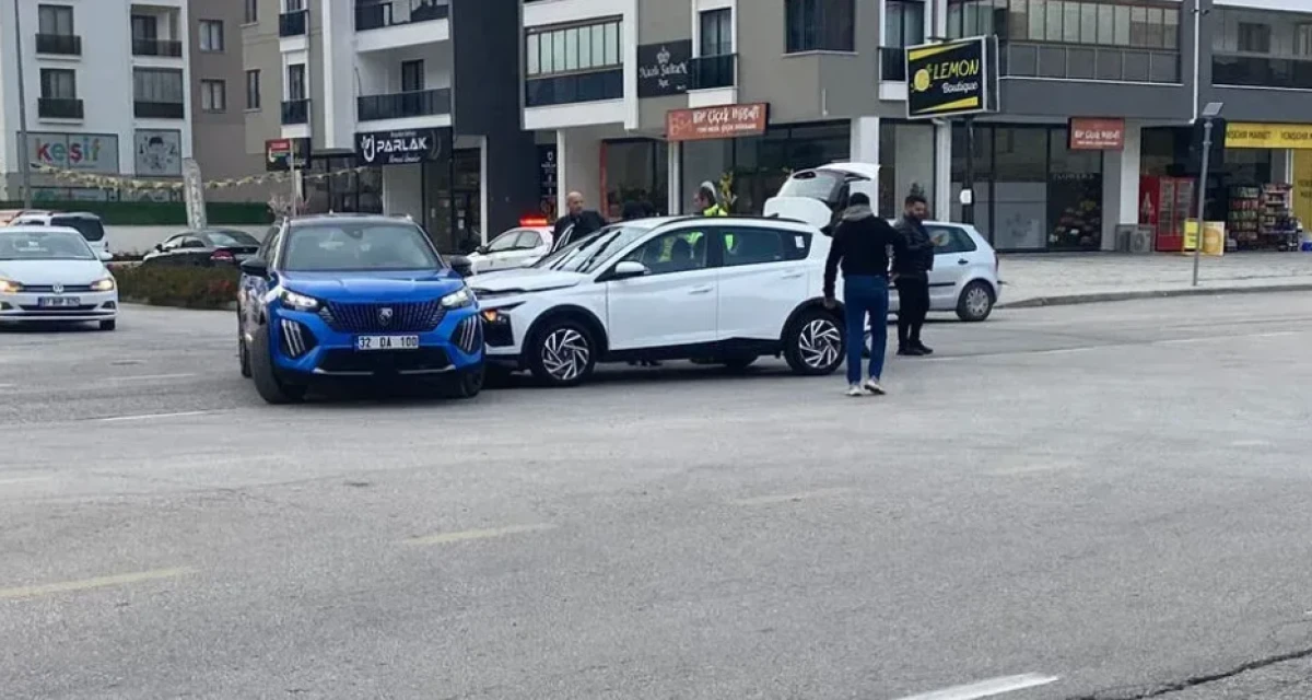 Çünür Mahallesi'ndeki sabıkalı kavşakta araçlar birbirine girdi.