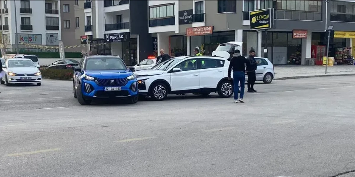 Çünür Mahallesi'ndeki sabıkalı kavşakta araçlar birbirine girdi.