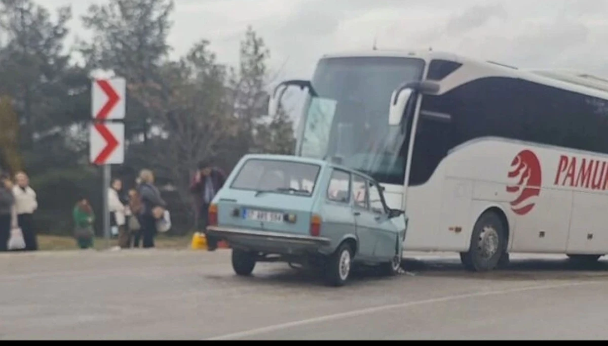 Dağ Yolu'nda Korkutan Kaza: Otob&uuml;sle Otomobil &Ccedil;arpıştı