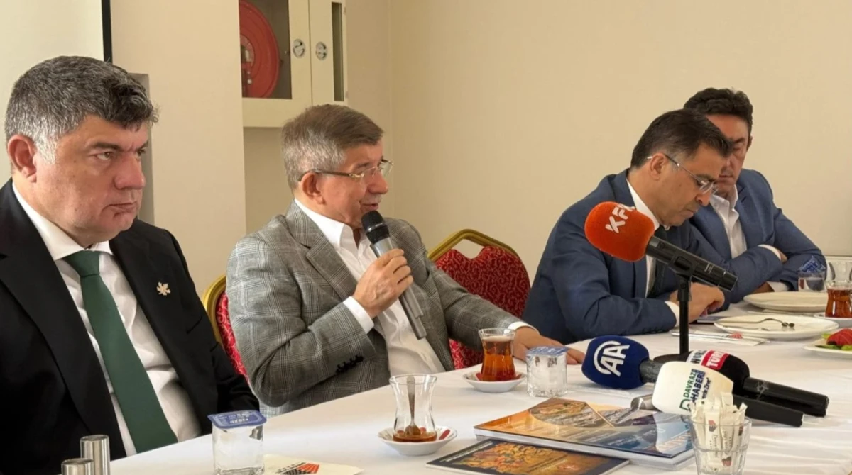 Davutoğlu Isparta’da Konuştu: “Isparta Geri Bırakılmış Bir Kent Görünümünde”