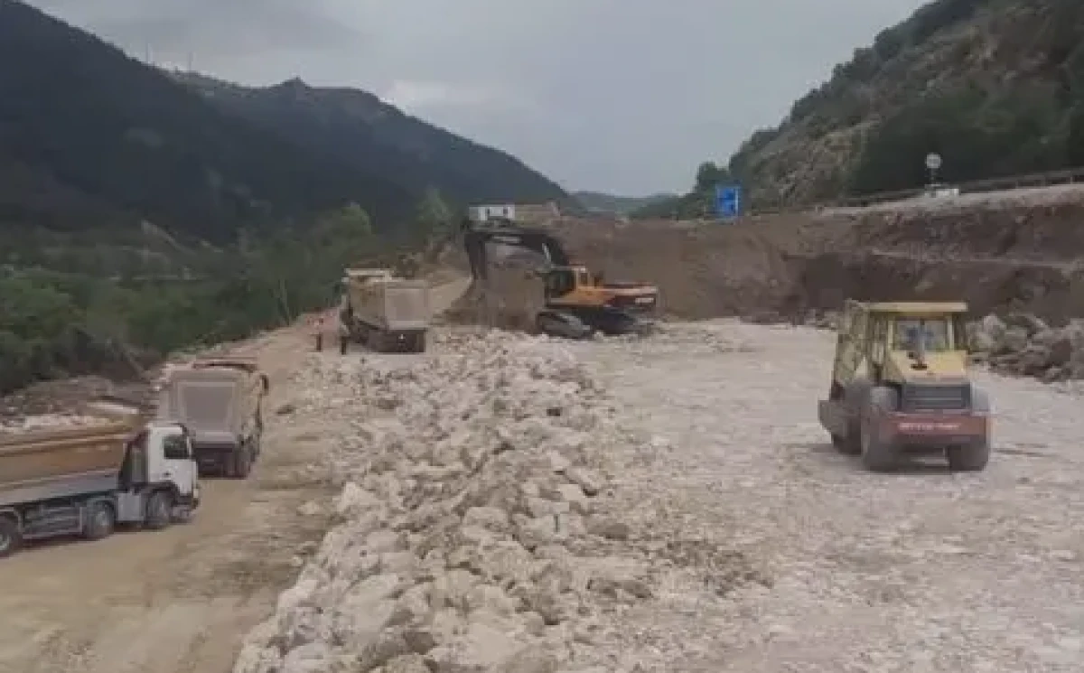Dereboğazında Çöken Yolda Çalışmalar Devam Ediyor