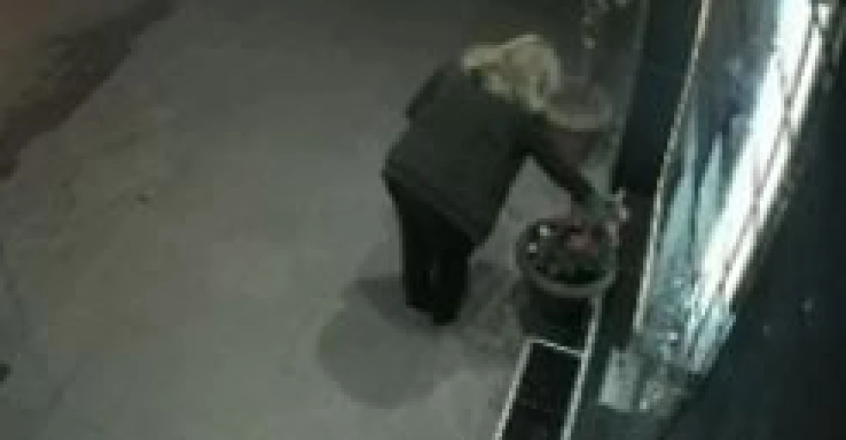 D&uuml;kk&acirc;nının &ouml;n&uuml;ne koyduğu &ccedil;i&ccedil;ekler tek tek &ccedil;alınıyor