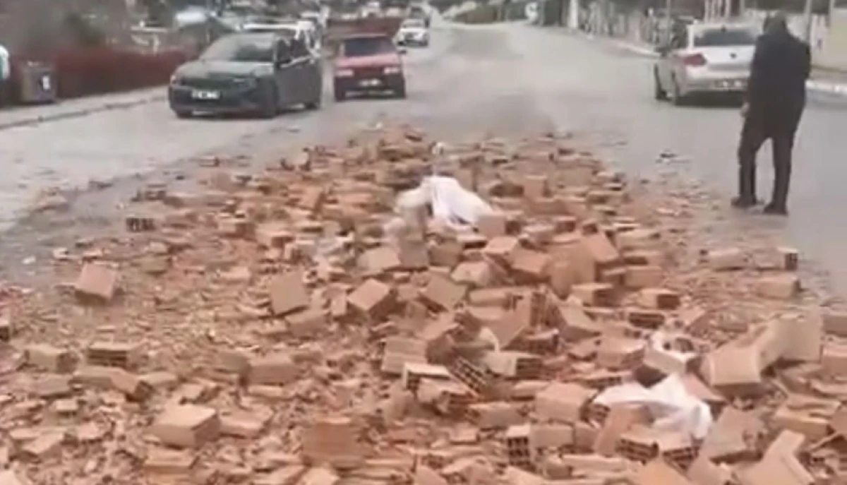 Eğirdir'de Tuğla Y&uuml;kl&uuml; Tır Virajı Alamadı