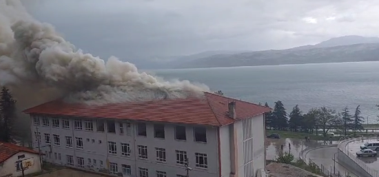 Eğirdir'de Yangın... Okul binasından dumanlar yükseliyor!
