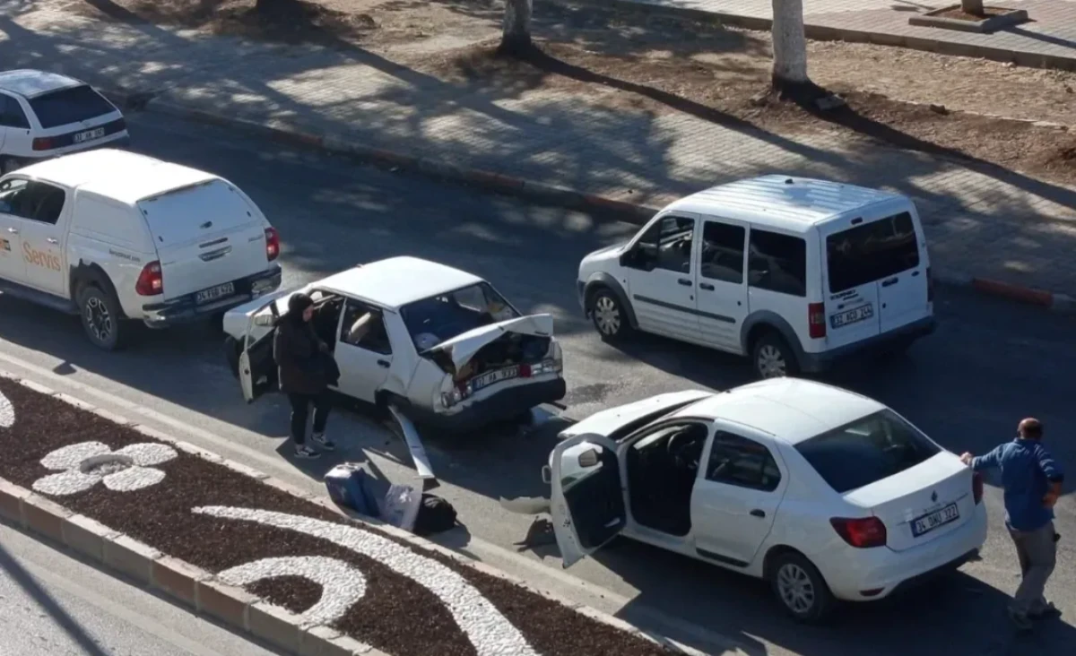 Eğirdir’de Zincirleme Trafik Kazası: 1 Kişi Yaralandı