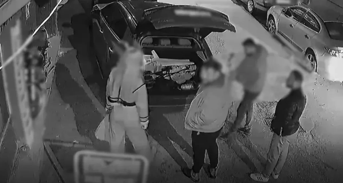 Ellerinde beyzbol sopası y&uuml;zlerinde kar maskesiyle gece yarısı vatandaşa kabusu yaşattılar