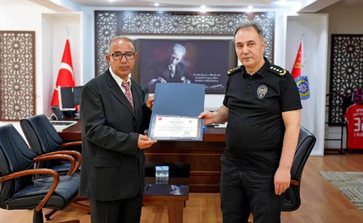 Emekliye Ayrılan Personele Hizmet Anısı Plaketi