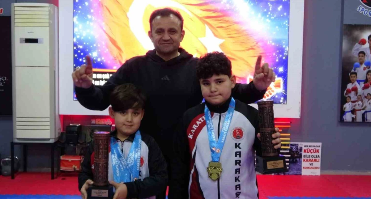 Eski boks&ouml;r babanın minik sporcu &ccedil;ocukları karatede T&uuml;rkiye zirvesine &ccedil;ıktı