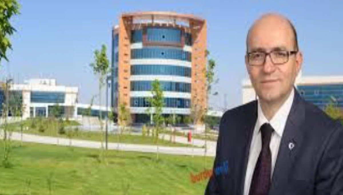 Eski Rektör üniversitesinin öğrencisi oldu