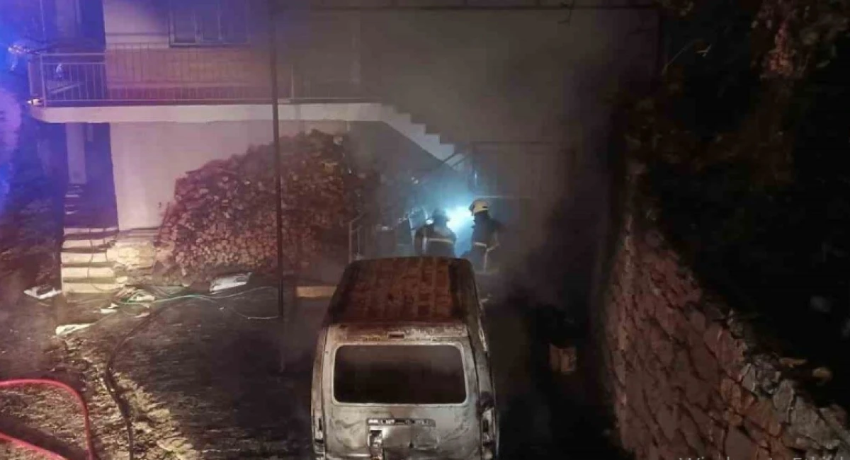 Evde &ccedil;ıkan yangın hafif ticari araca sı&ccedil;radı