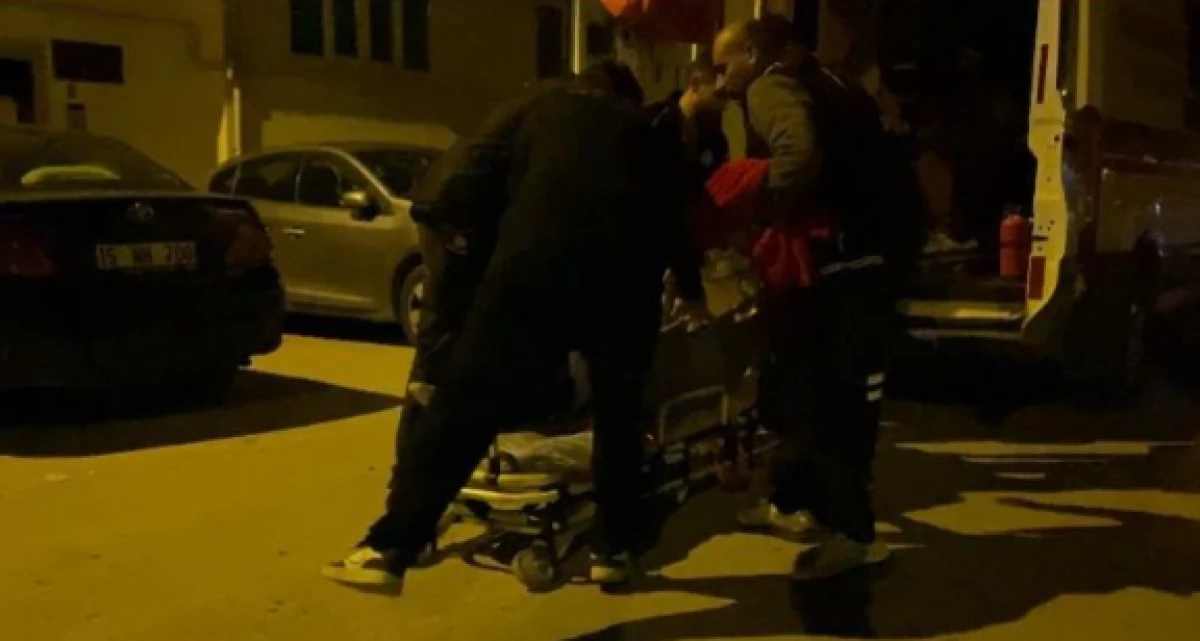 Evlerindeki asma tavan üzerlerine çöktü, deprem oluyor sandılar :1 yaralı