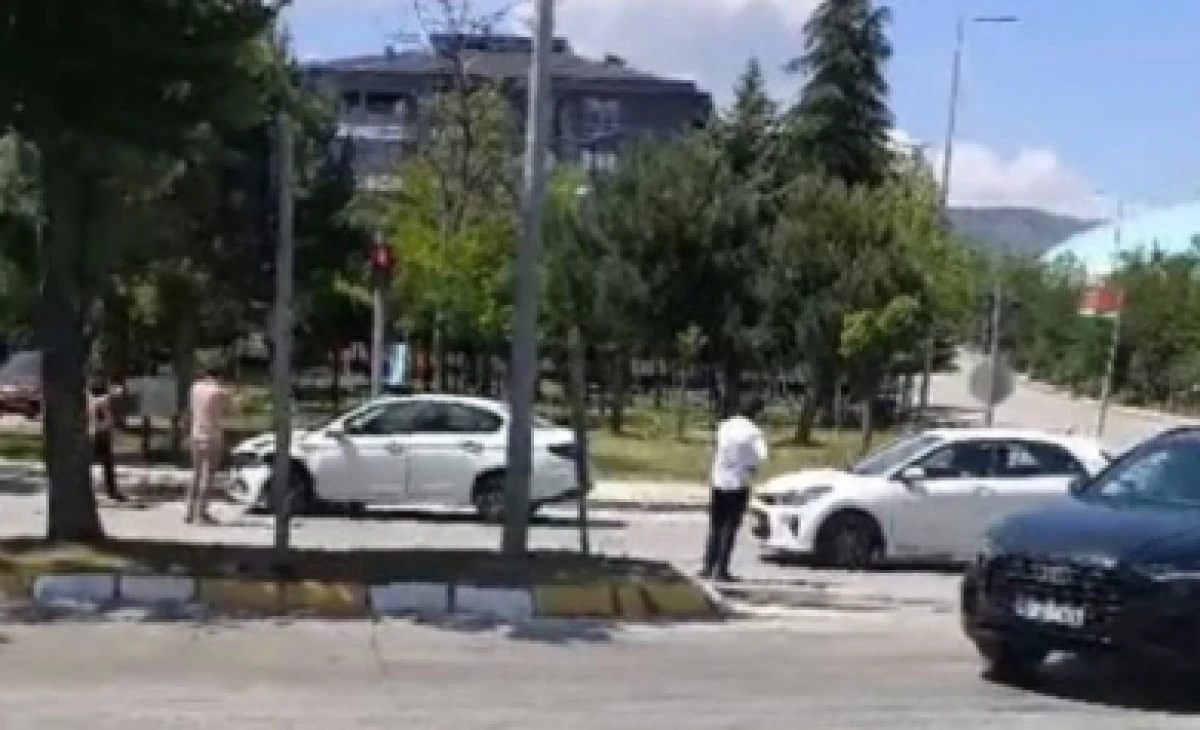 Gölcük yolu üzerinde maddi hasarlı kaza