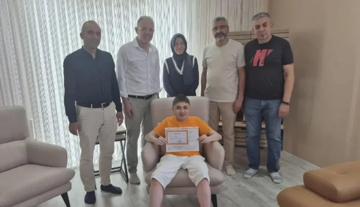 Görkem Efe de arkadaşları gibi karnesini okulunda almak istiyor