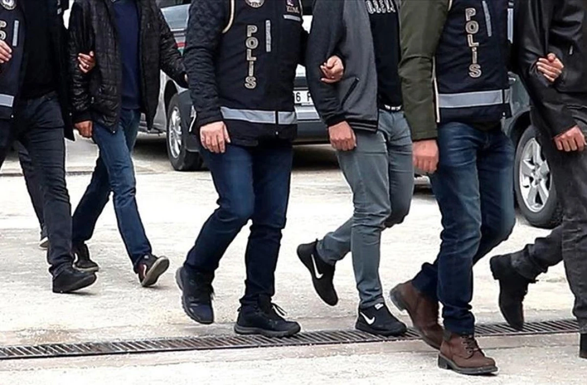 Hem emniyette hem TSK'da dev operasyon! Çoğu görevde 200'ye yakın şüpheli için gözaltı kararı