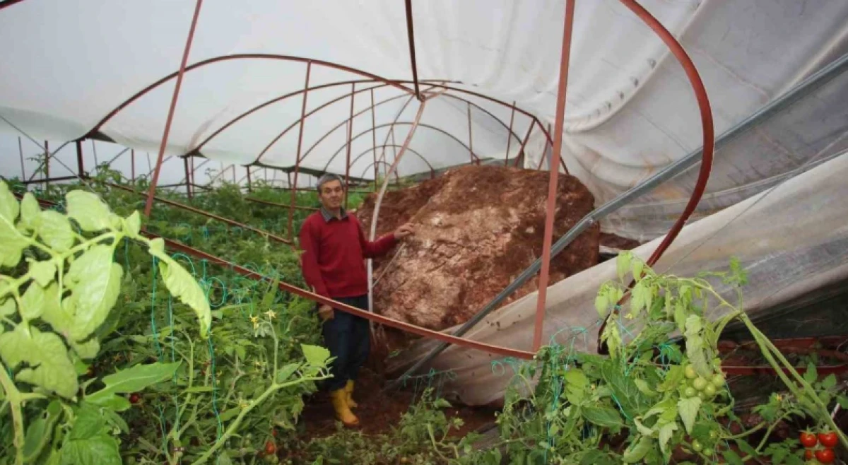 Heyelan evlerin duvarlarını &ccedil;atlattı, seralara dev kayalar d&uuml;şt&uuml;